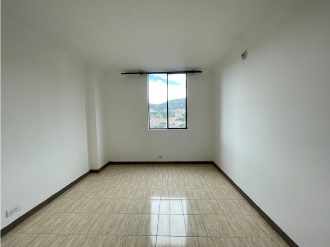 Apartamento en venta en Loma De Los Bernal, Medellín · foto 5 de 12