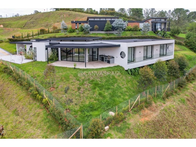 Casa de 3 alcobas en venta en San Antonio De Pereira, Rionegro, 330 m² · foto 3 de 24