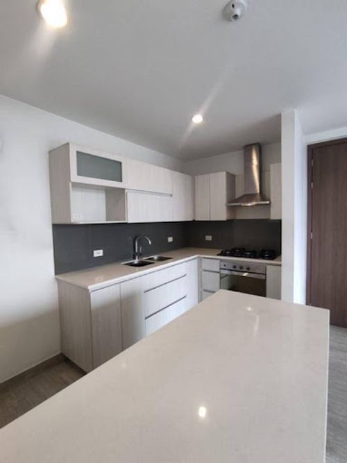 Apartamento de 2 alcobas en arriendo en Loma Benedictinos, Medellín, 90 m² · foto 2 de 8