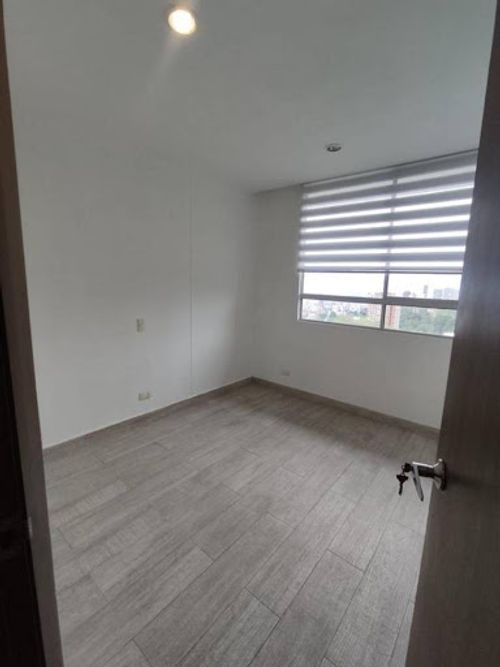 Apartamento de 2 alcobas en arriendo en Loma Benedictinos, Medellín, 90 m² · foto 4 de 8