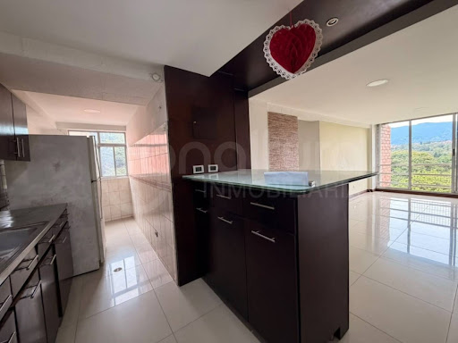 Apartamento en venta en Loma De Los Bernal, Medellín · foto 4 de 18