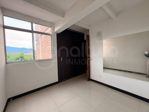 Apartamento en venta en Loma De Los Bernal, Medellín · foto 10 de 18