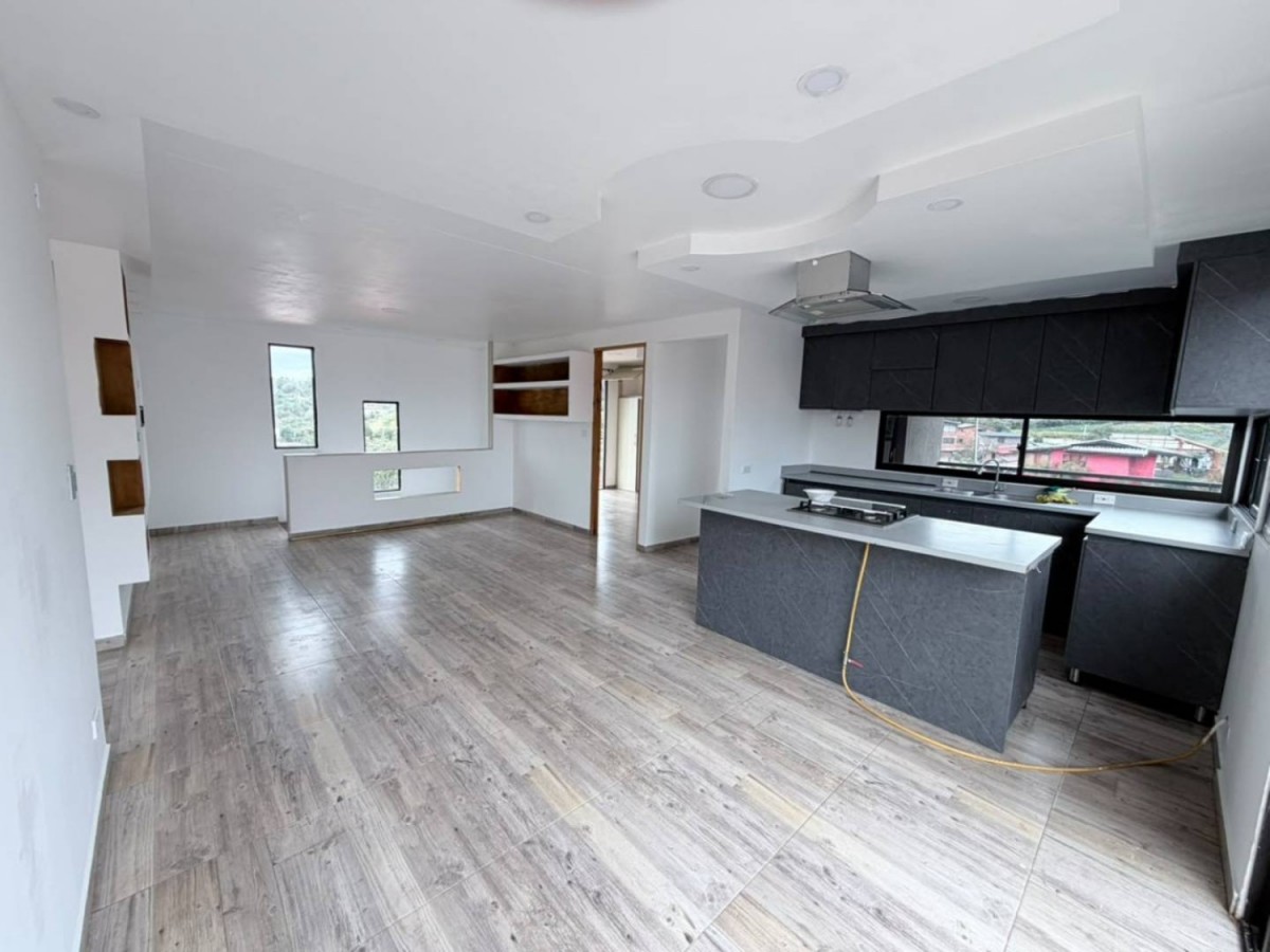 Casa en Arriendo en Santa Elena, Medellín