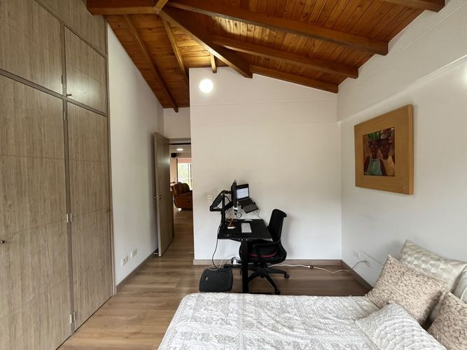 Casa de 3 alcobas en arriendo en Los Naranjos, Envigado, 300 m² · foto 9 de 20