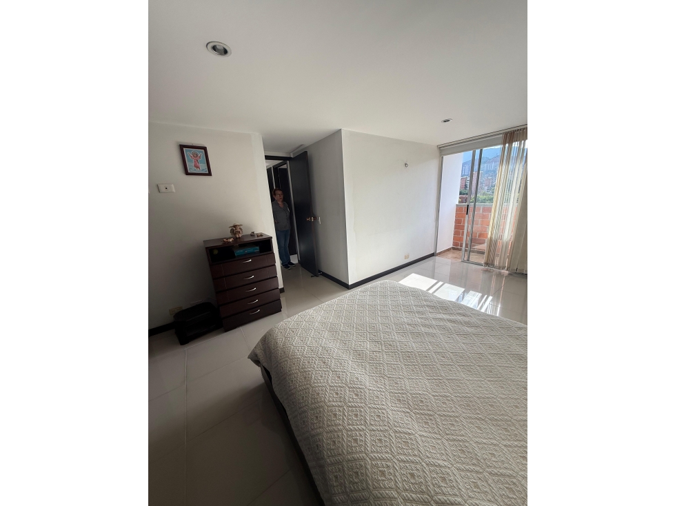 Apartamento en venta en Los Colores, Medellín · foto 8 de 18
