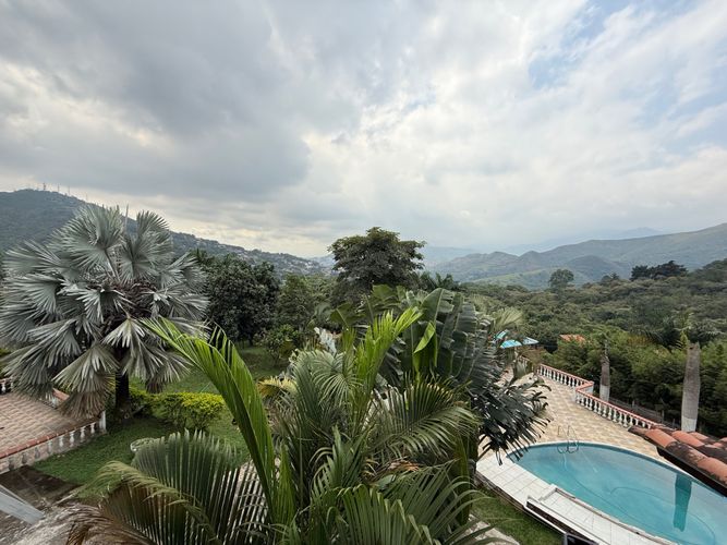 Casa de 4 alcobas en venta en Campo Alegre, Cali, 1200 m² · foto 2 de 24
