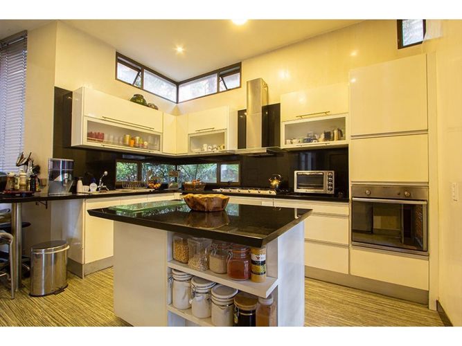 Casa de 4 alcobas en venta en Los Rosales, Bogotá, 496 m² · foto 8 de 24