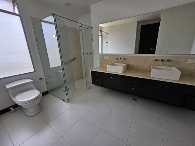 Apartamento de 3 alcobas en arriendo en La Calera, Medellín, 260 m² · foto 17 de 24