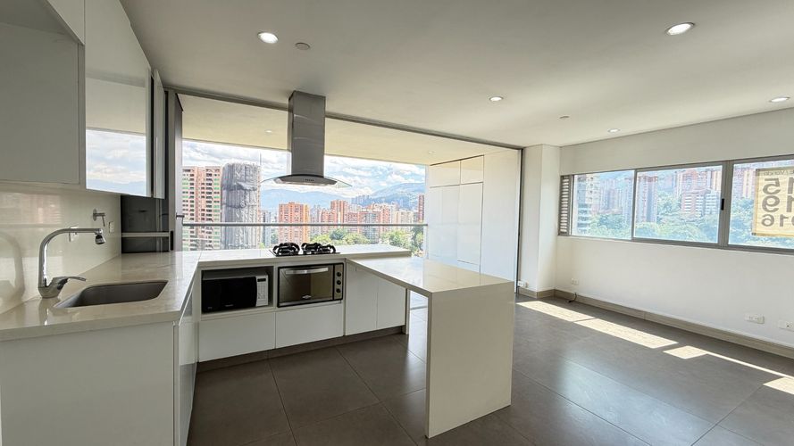 Apartamento de 2 alcobas en venta en El Castillo, Medellín, 90 m² · foto 7 de 23