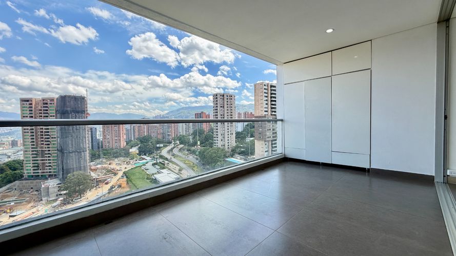 Apartamento de 2 alcobas en venta en El Castillo, Medellín, 90 m² · foto 2 de 23