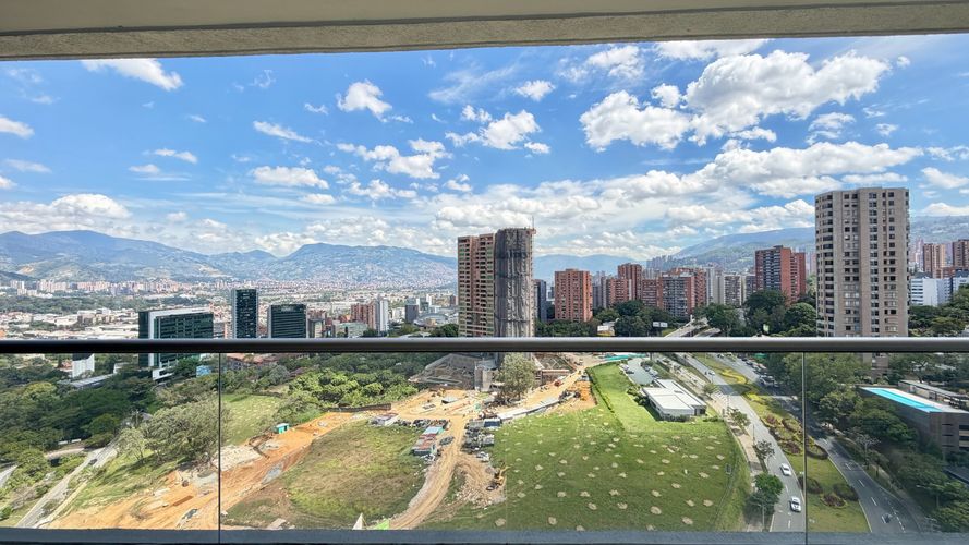 Apartamento de 2 alcobas en venta en El Castillo, Medellín, 90 m² · foto 4 de 23