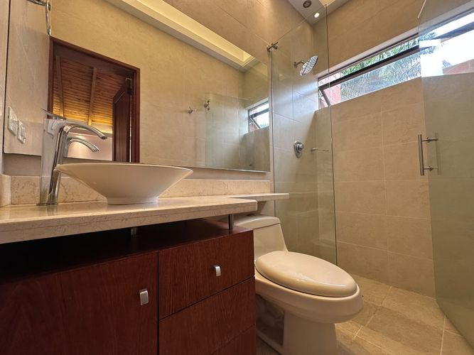 Casa de 4 alcobas en arriendo en El Poblado, Medellín, 305 m² · foto 18 de 20
