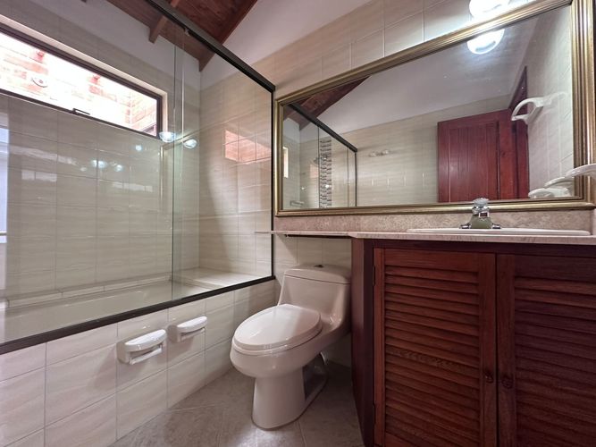 Casa de 4 alcobas en arriendo en El Poblado, Medellín, 305 m² · foto 17 de 20