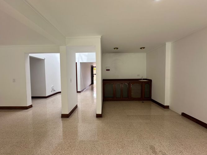 Casa de 4 alcobas en arriendo en El Poblado, Medellín, 305 m² · foto 9 de 20