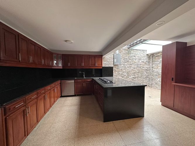 Casa de 4 alcobas en arriendo en El Poblado, Medellín, 305 m² · foto 4 de 20