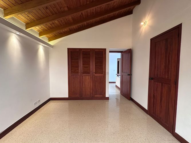 Casa de 4 alcobas en arriendo en El Poblado, Medellín, 305 m² · foto 11 de 20