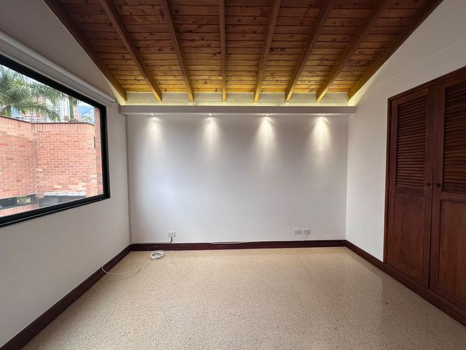 Casa de 4 alcobas en arriendo en El Poblado, Medellín, 305 m² · foto 8 de 20