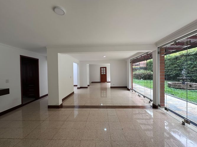 Casa de 4 alcobas en arriendo en El Poblado, Medellín, 305 m² · foto 3 de 20