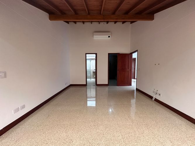 Casa de 4 alcobas en arriendo en El Poblado, Medellín, 305 m² · foto 13 de 20