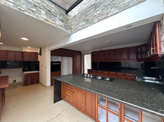 Casa de 4 alcobas en arriendo en El Poblado, Medellín, 305 m² · foto 6 de 20