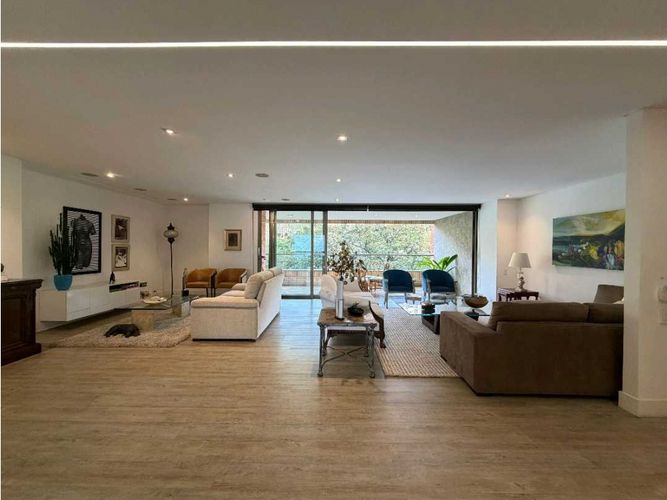 Apartamento de 3 alcobas en venta en El Tesoro, Medellín, 266 m² · foto 2 de 19