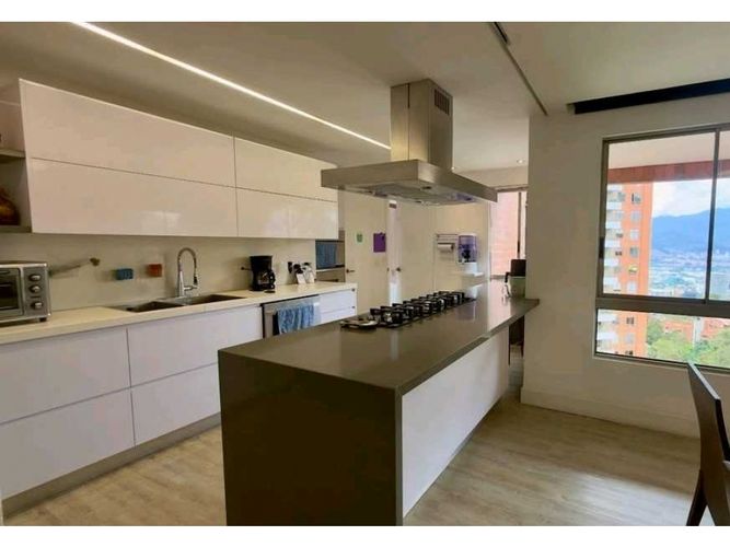 Apartamento de 3 alcobas en venta en El Tesoro, Medellín, 266 m² · foto 8 de 19