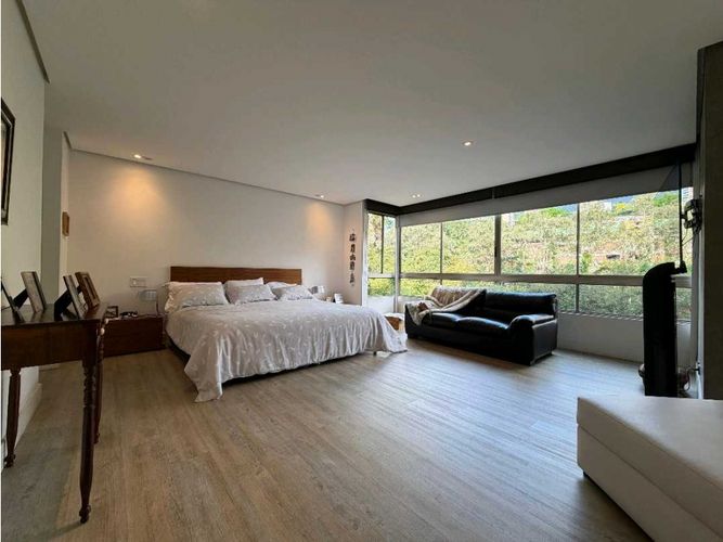 Apartamento de 3 alcobas en venta en El Tesoro, Medellín, 266 m² · foto 13 de 19