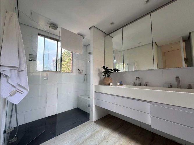 Apartamento de 3 alcobas en venta en El Tesoro, Medellín, 266 m² · foto 16 de 19