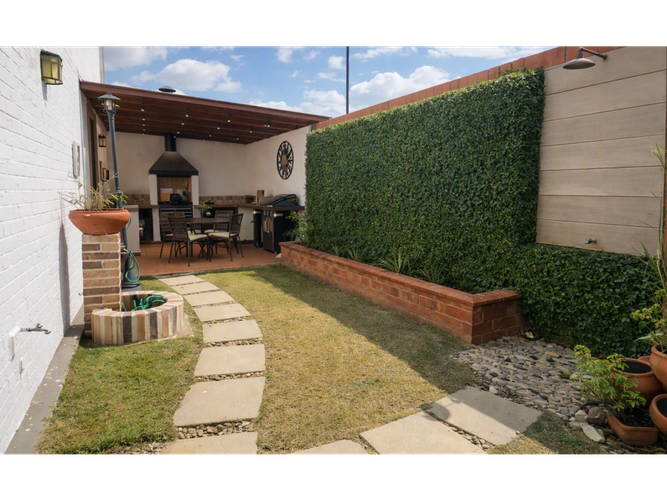 Casa de 4 alcobas en venta en El Castillo, Jamundí, 240 m² · foto 2 de 16