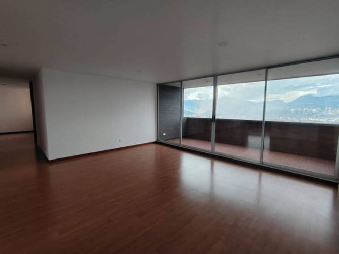 Apartamento de 3 alcobas en arriendo en Los Naranjos, Medellín, 161 m² · foto 2 de 12