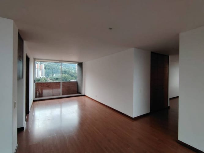 Apartamento de 3 alcobas en arriendo en Los Naranjos, Medellín, 161 m² · foto 3 de 12