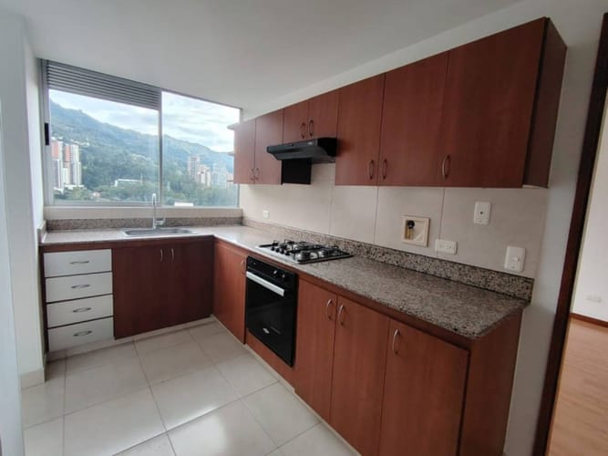 Apartamento de 3 alcobas en arriendo en Los Naranjos, Medellín, 161 m² · foto 7 de 12