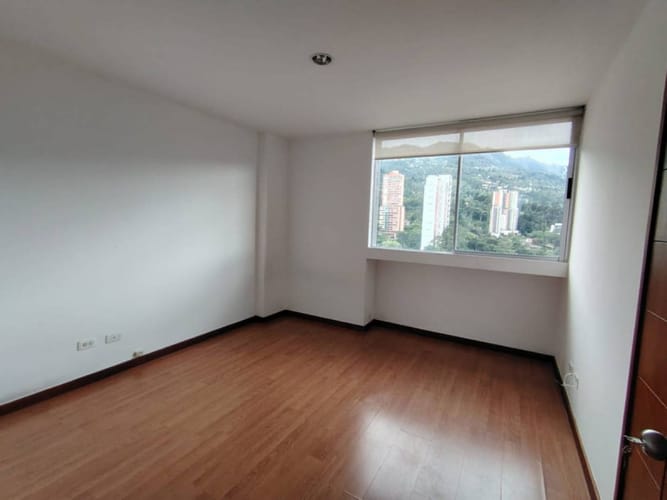 Apartamento de 3 alcobas en arriendo en Los Naranjos, Medellín, 161 m² · foto 9 de 12