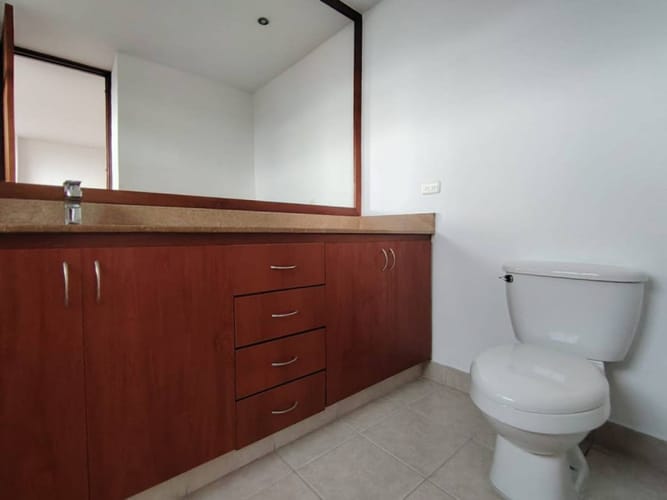 Apartamento de 3 alcobas en arriendo en Los Naranjos, Medellín, 161 m² · foto 12 de 12