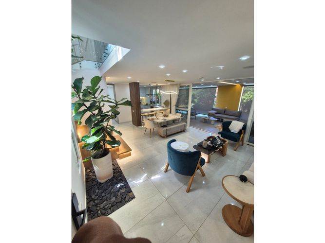 Casa de 4 alcobas en venta en El Castillo, Jamundí, 320 m² · foto 2 de 24