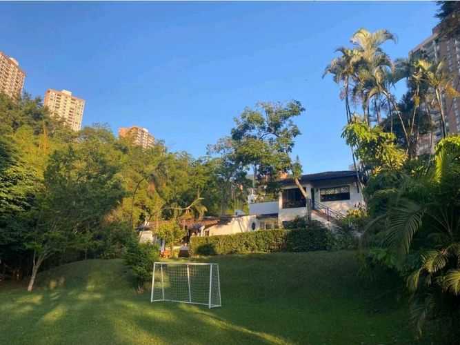 Casa de 4 alcobas en venta en El Poblado, Medellín, 239 m² · foto 2 de 24
