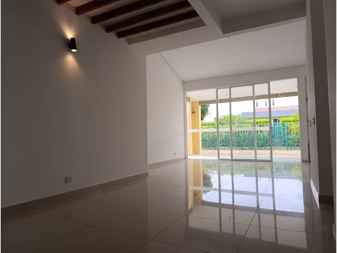 Casa de 3 alcobas en venta en El Castillo, Jamundí, 272 m² · foto 2 de 24