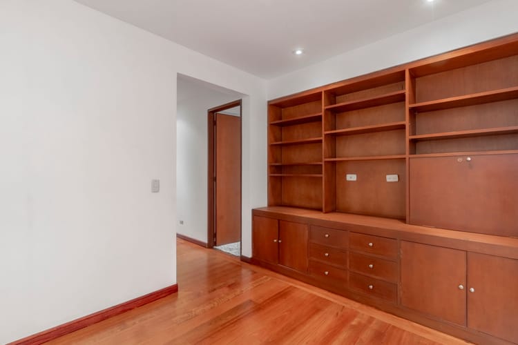 Apartamento de 2 alcobas en venta en Santa Barbara Occidental, Bogotá, 183 m² · foto 6 de 19