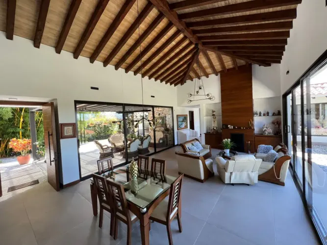 Casa de 4 alcobas en venta en Las Garzonas, El Carmen de Viboral · foto 2 de 24