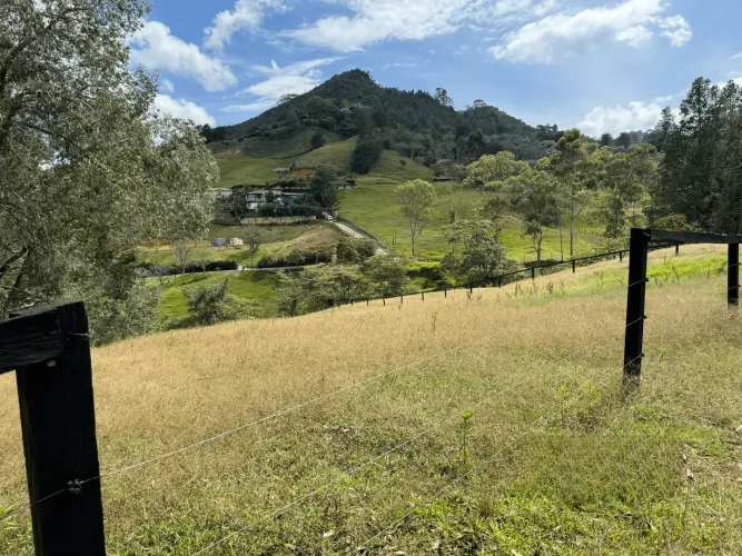 Lote en venta en El Higueron, Rionegro, 14000 m² · foto 2 de 2