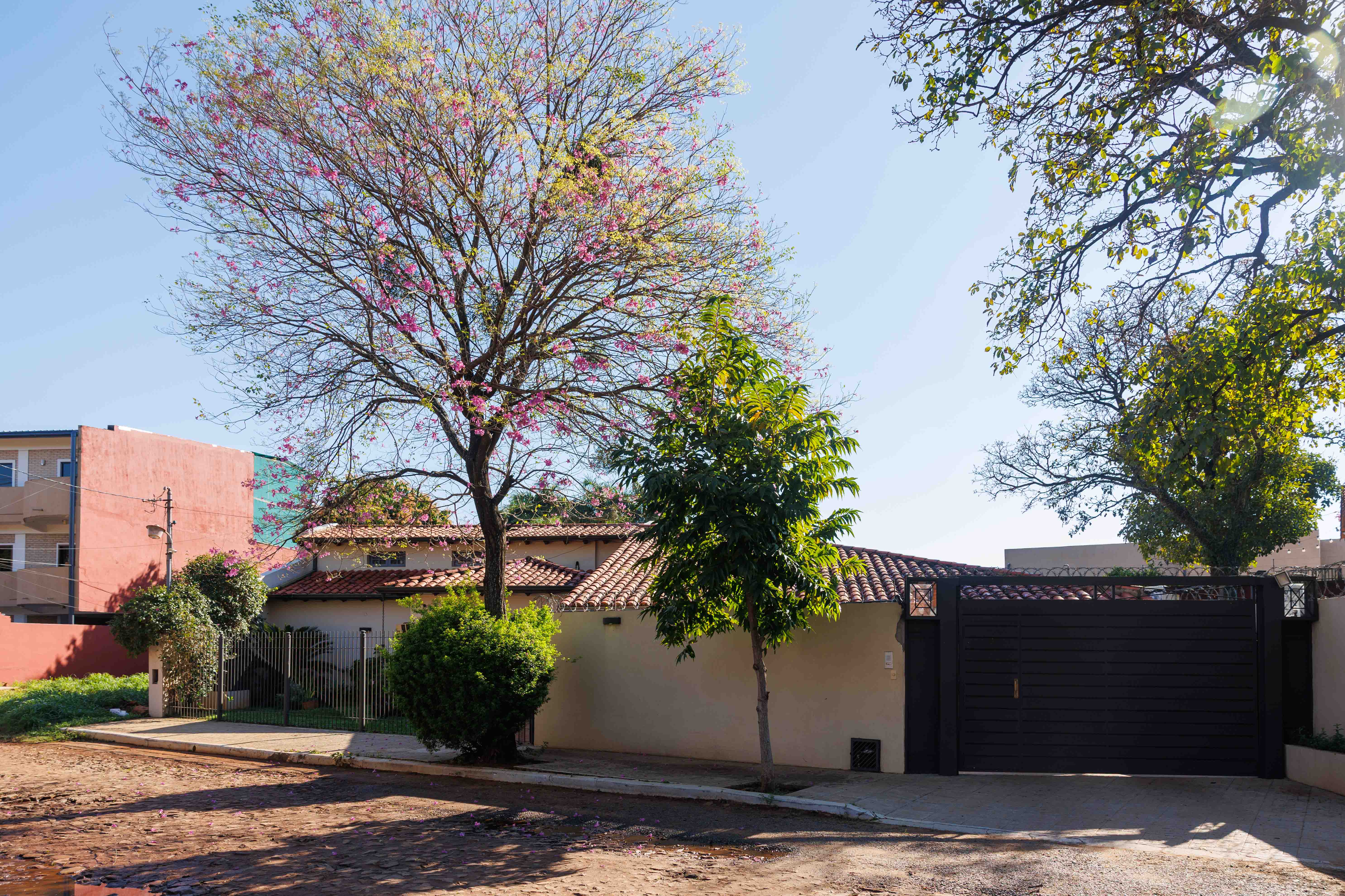 Casa en venta en Fernando de la Mora – A tres cuadras de Mcal Lopez - foto 1