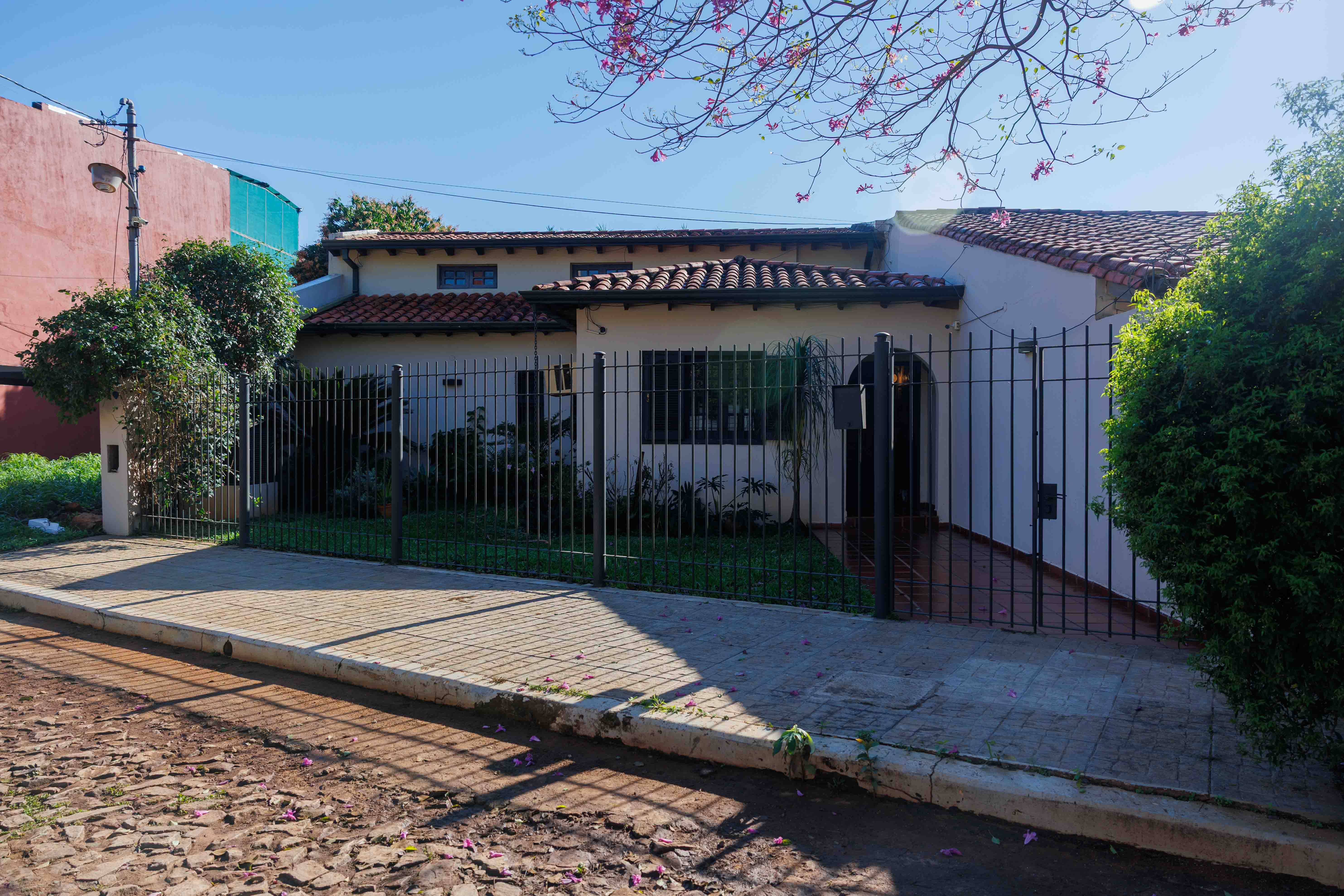 Casa en venta en Fernando de la Mora – A tres cuadras de Mcal Lopez - foto 3