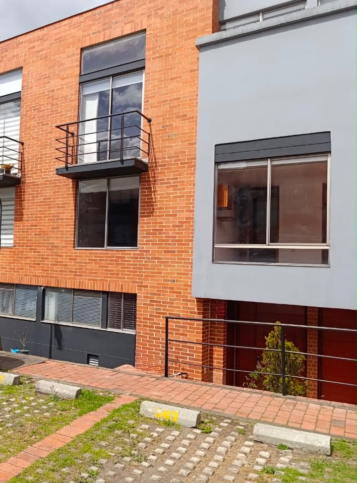 Casa en venta en Gratamira, Bogotá · foto 2 de 24
