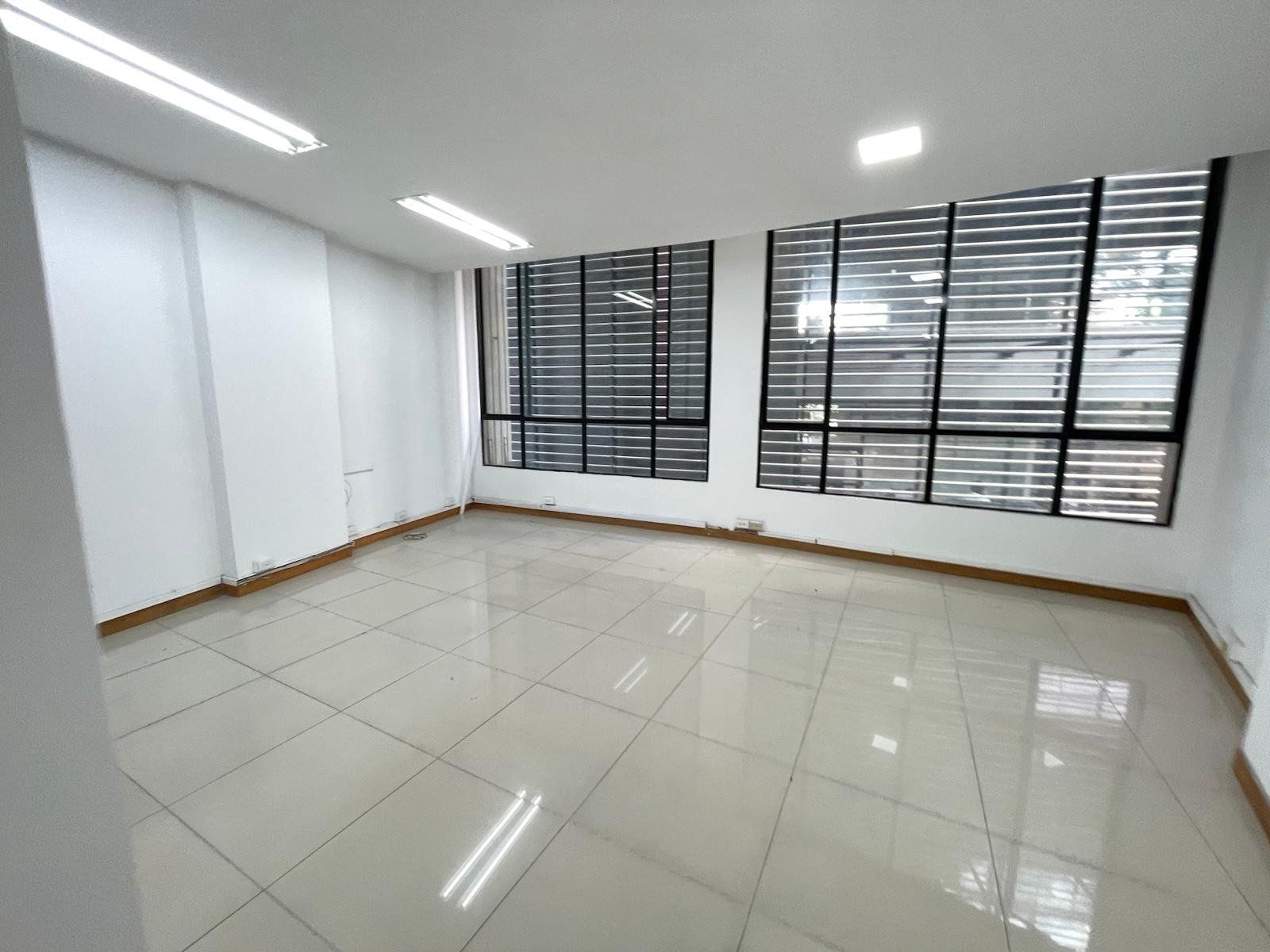 Retail space for rent in Manchester, Bello