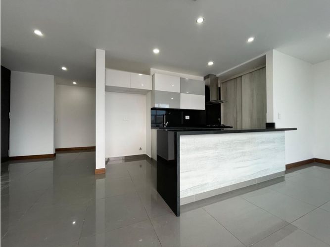 Apartamento de 4 alcobas en venta en Laureles, Medellín, 176 m² · foto 2 de 14