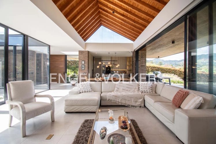 Casa de 3 alcobas en venta en San Miguel, La Ceja, 374 m² · foto 2 de 22