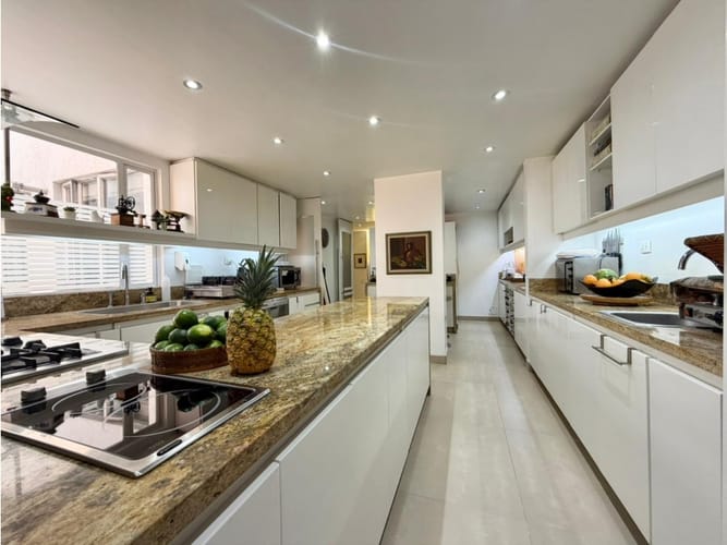 Apartamento de 3 alcobas en venta en Chico Norte, Bogotá, 200 m² · foto 9 de 24