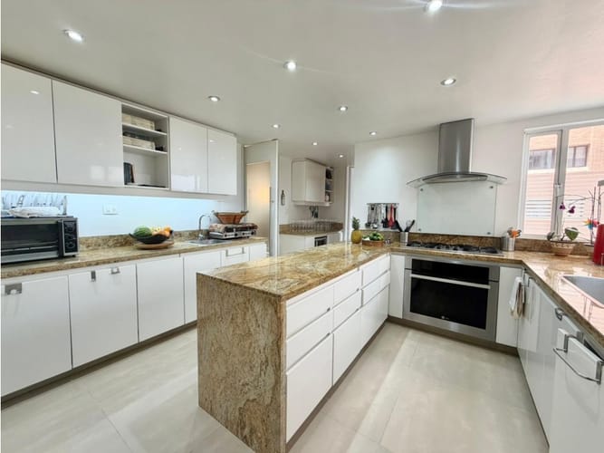 Apartamento de 3 alcobas en venta en Chico Norte, Bogotá, 200 m² · foto 10 de 24