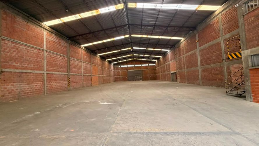 Bodega en arriendo en Cervantes, Manizales, 1000 m² · foto 2 de 12
