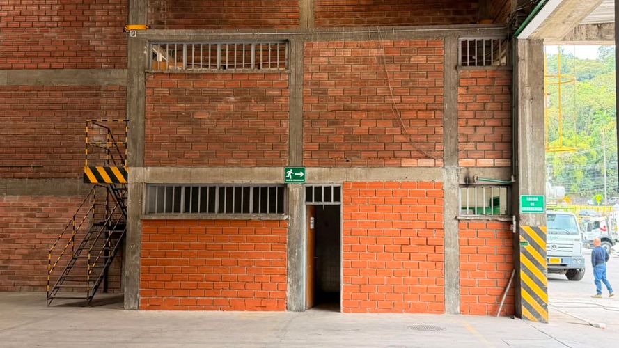 Bodega en arriendo en Cervantes, Manizales, 1000 m² · foto 4 de 12